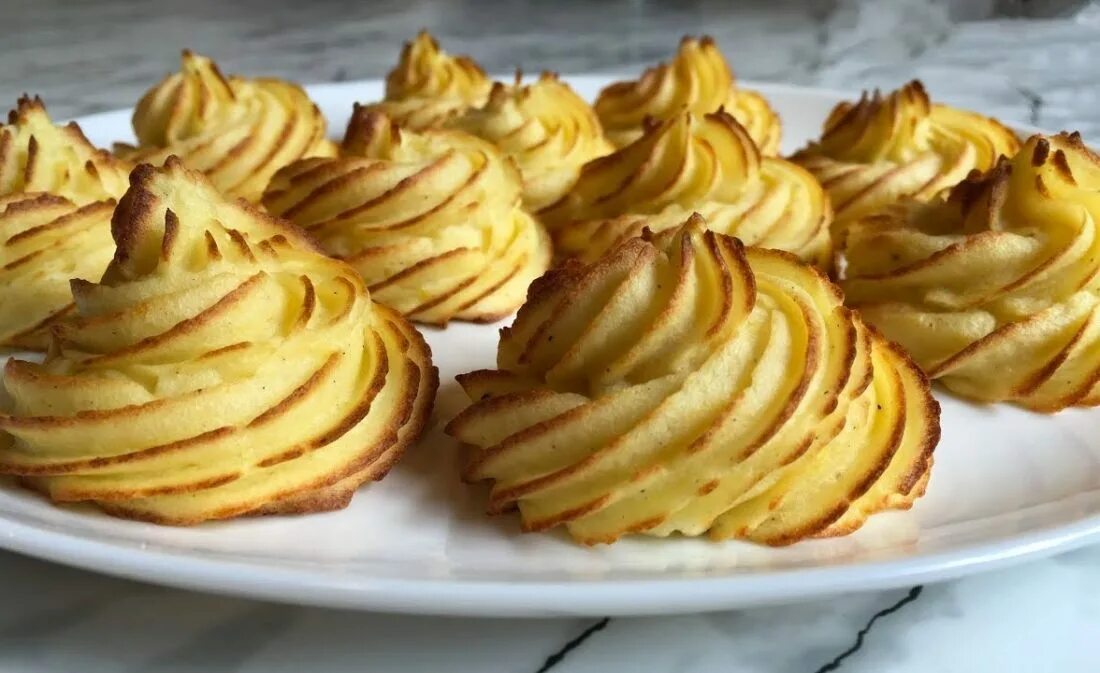 Запечь пюре. Запеченное картофельное пюре. картофельное пюре запеченное в духовке. картофельное пюре в духовке красиво. картофельные завитушки.