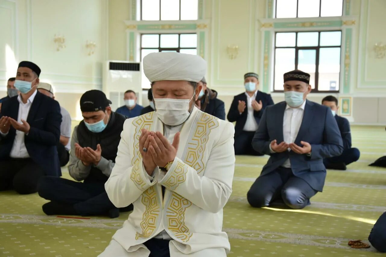 Какие мусульмане в казахстане. Казахи в мечети. Мусульмане Казахстана. Исламский банк в Казахстане.