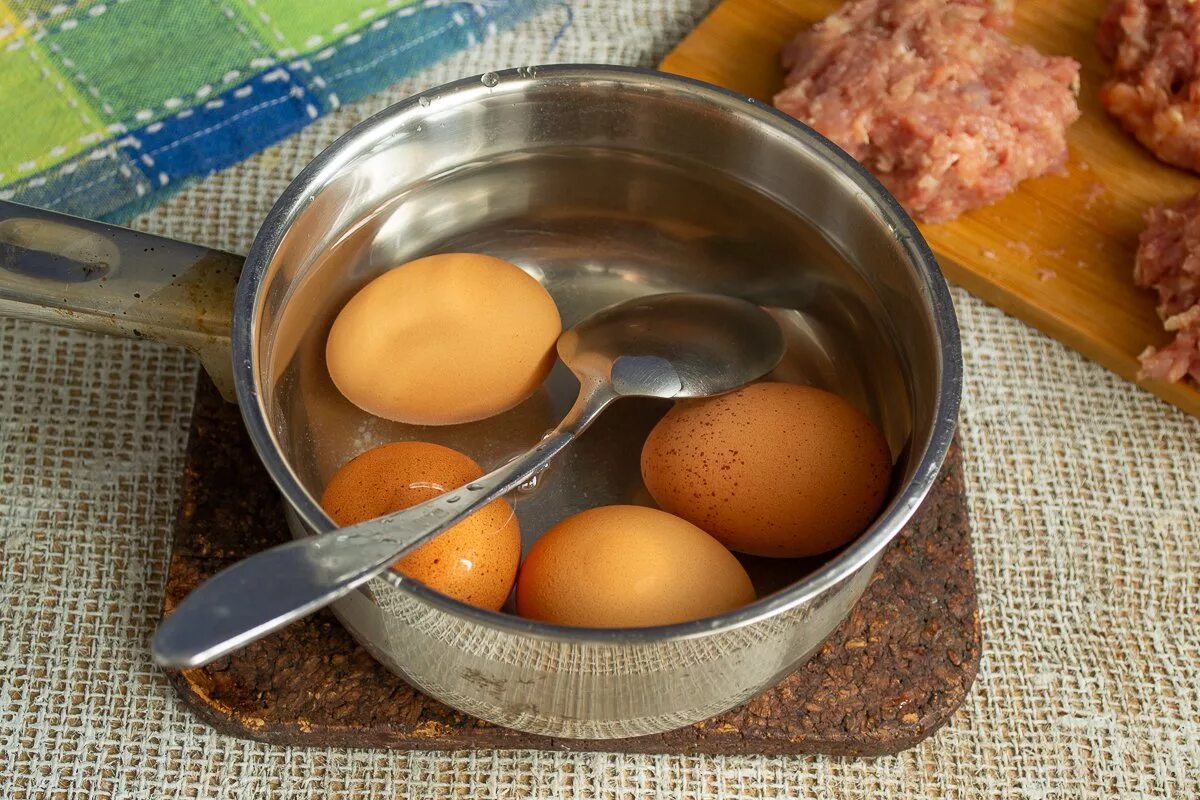 Как варить яйца в холодной воде. Что приготовить с яйцами. Яйца в кастрюле. Отваривание яиц. Вареные яйца.