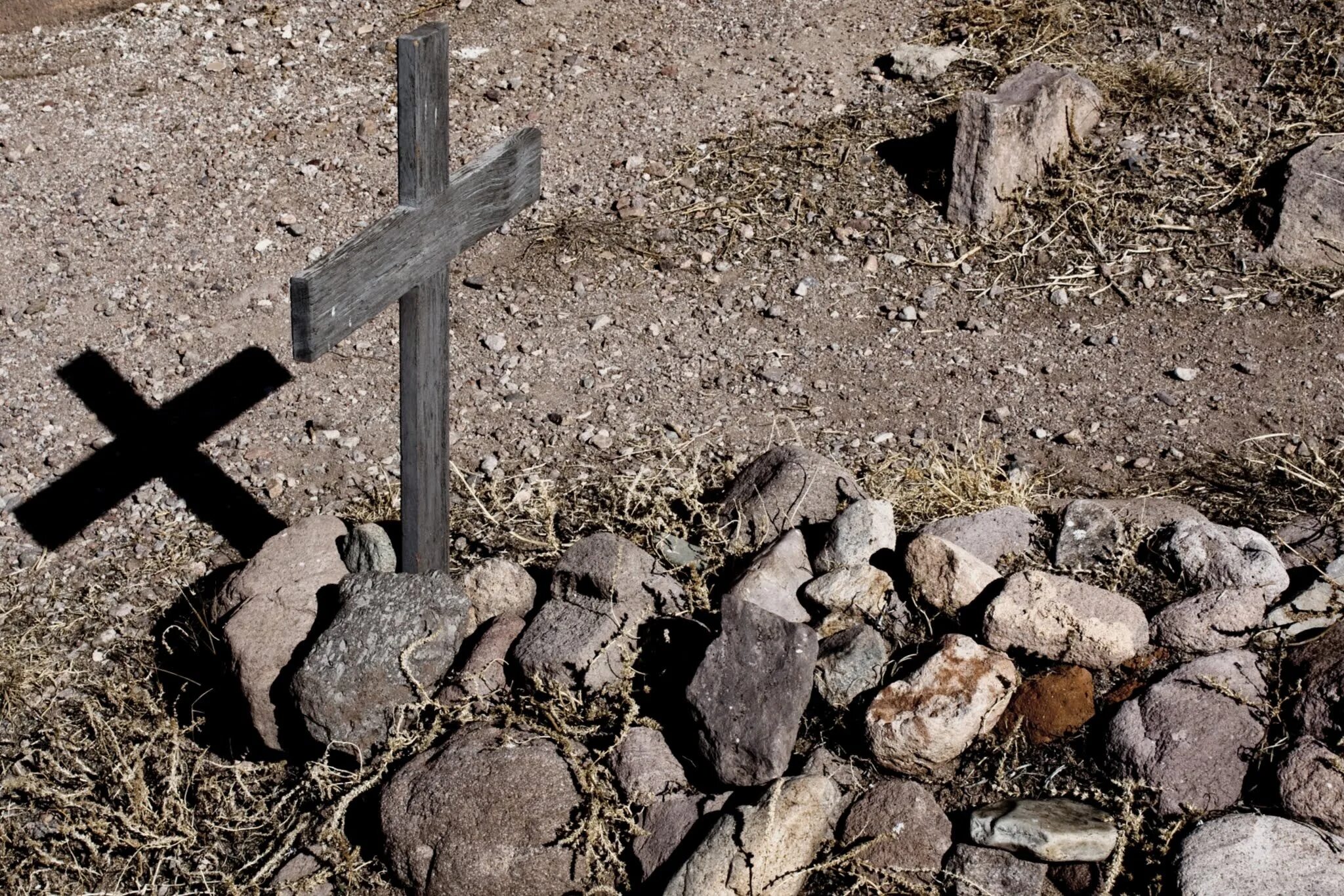 Похороненный крест. Крест на кладбище. Старые кресты на кладбище. Старый крест на могиле. Старые могильные кресты.