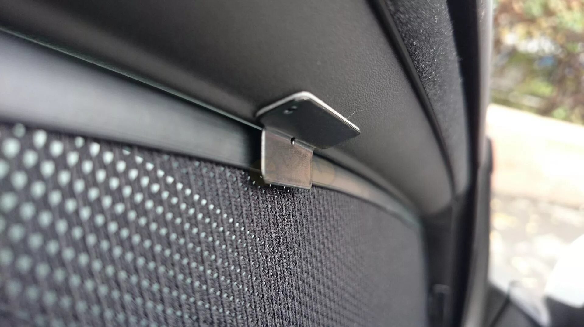 Как закрепить авто. Вставка в рамку номерного знака. Дуга для крепления лыж на крышу. Крепление автомобилей на автовозе. Как закрепить авто.