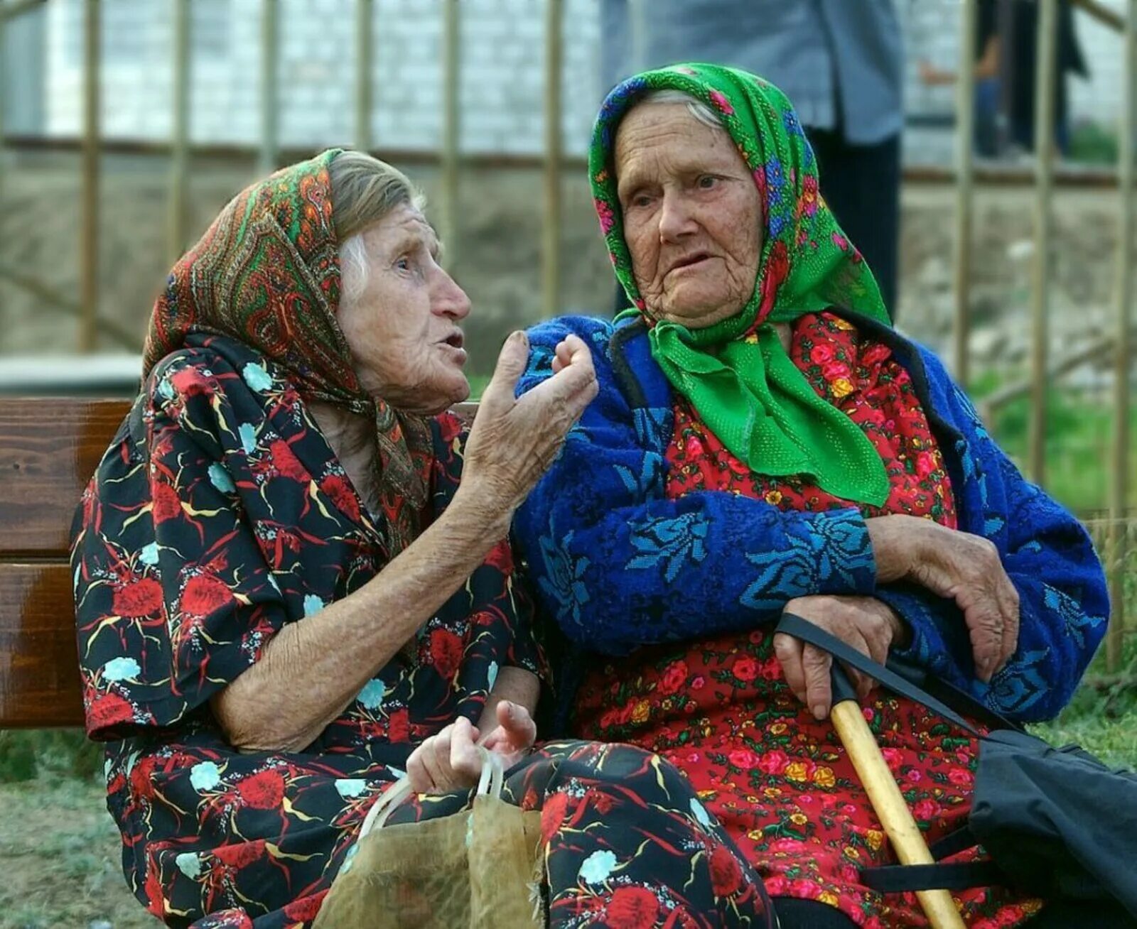 Две бабушки. Бабушки Сплетницы. Бабушки Сплетницы на лавочке. Бабки Сплетницы в деревне. Бабушки спорят