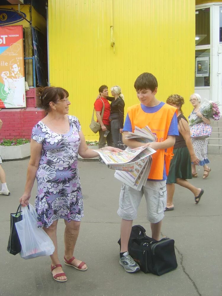 Распространитель газет. Промоутер москва. Промоутер у метро. Правительство в метро. Раздача газет в метро.