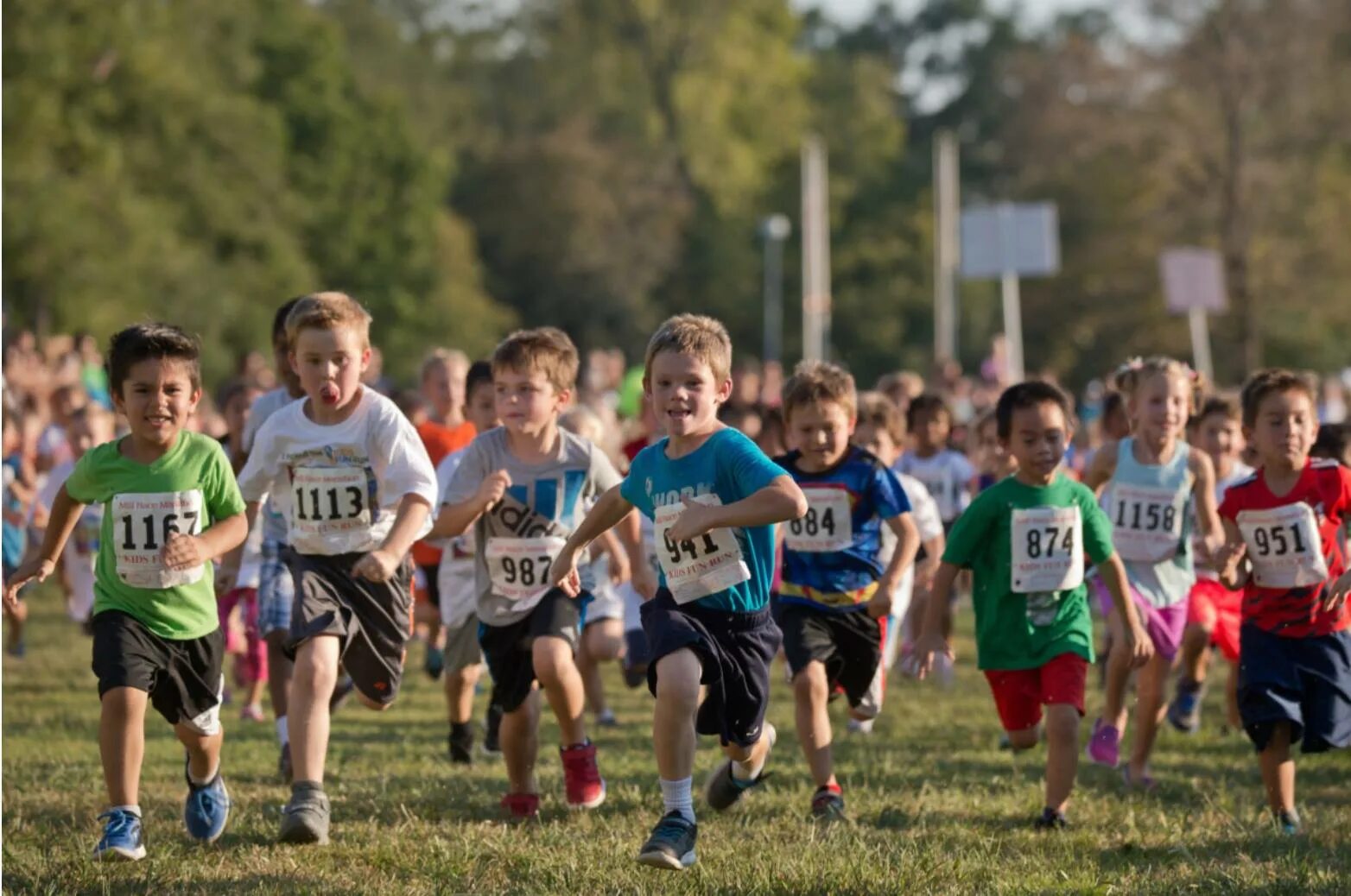 Дети бегут. Дети бегают. Детский бег. Детские соревнования бег. Children competition