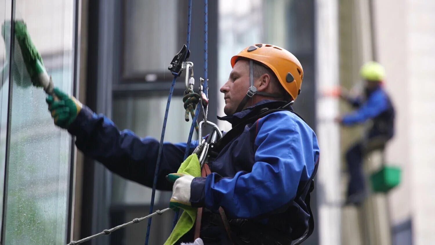 Мойка фасадов зданий. Выполнение высотных работ. Выполнение высотных работ. Промышленный альпинизм. Альпинист монтажник.