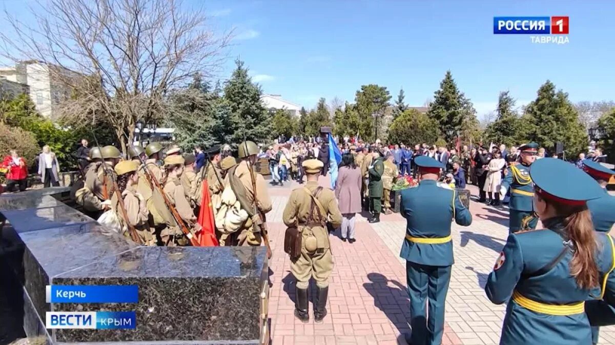 Освобождение керчи от немецко фашистских. Освобождение Керчи. Освобождение Крыма. Города герои Крыма. Освобождение города от фашистов.