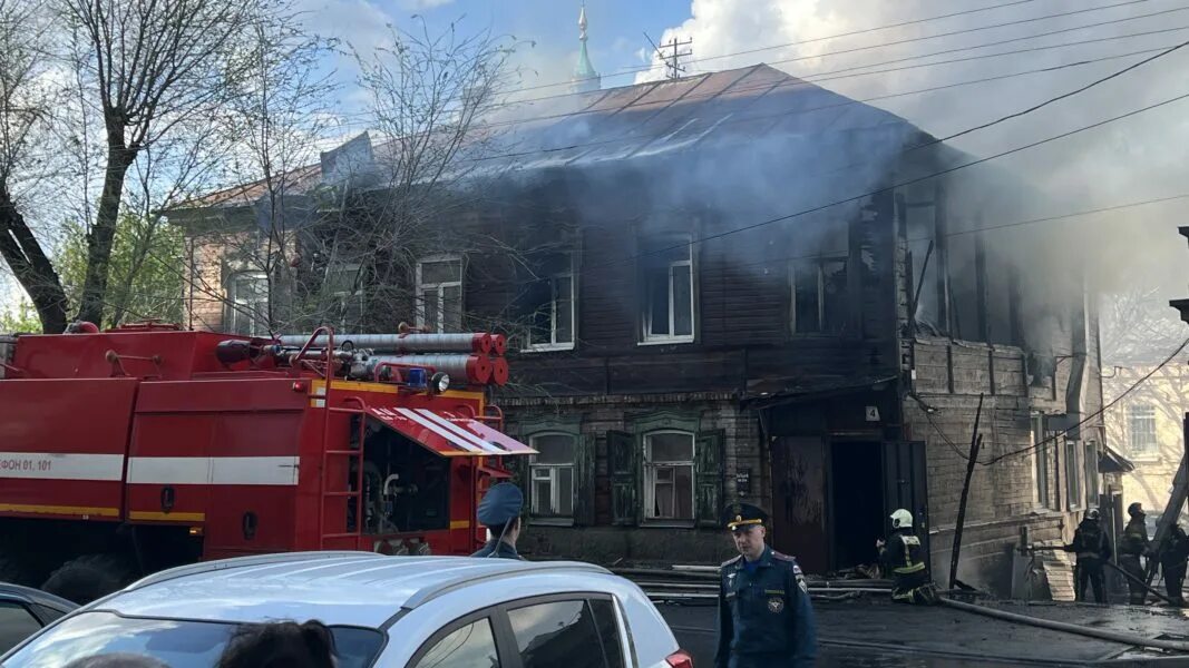 Пожар на гоголя. Пожарные на пожаре. Место пожара. Пожар в центре Саратова. Пожар в Саратове сегодня.