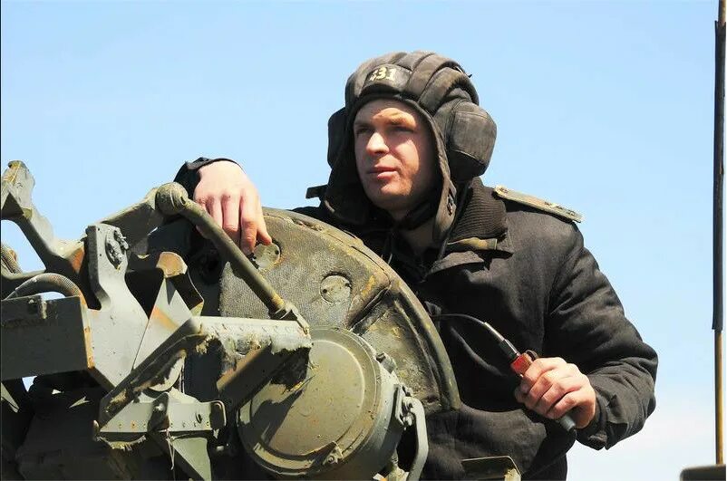 Люк механика водителя т 80. Вакансии танкиста. Вакансии танкиста. Солдаты на танке. Танкисты.
