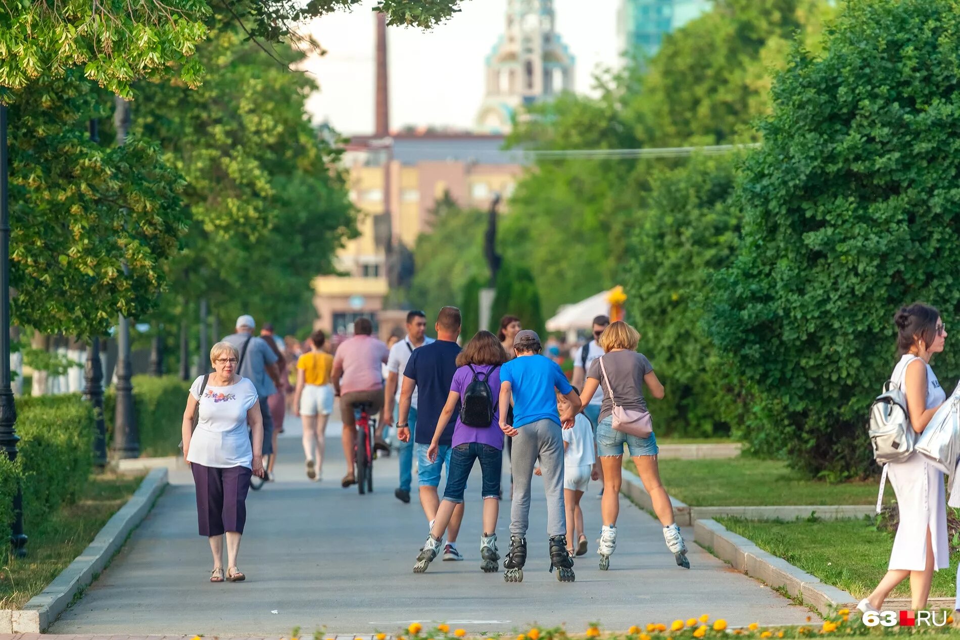 Девушка лето. Люди в городе. Девушки в жару. Люди на улице лето. Франция мода сплетница.