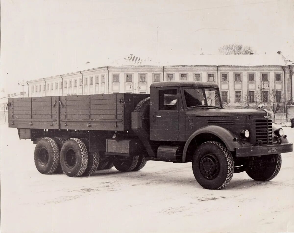 Маз яаз 200. Яаз-210г грузовой автомобиль. Ярославский моторный завод 1943 год. Краз 221. Ярославский автомобильный завод.