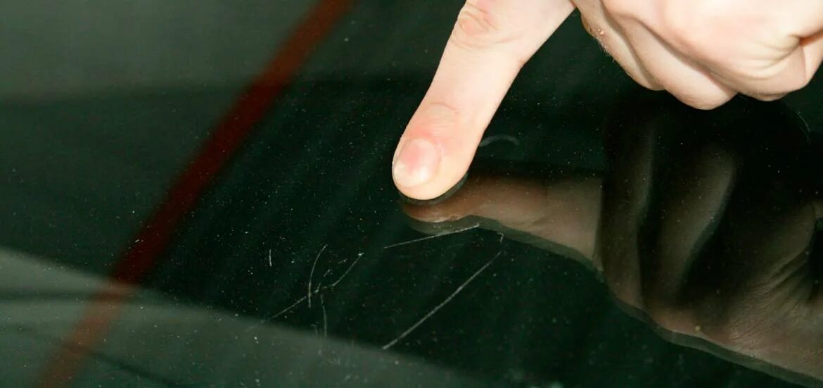 Как удалить царапины со. Царапина на стекле автомобиля. Текстура стекла. Царапины на стекле. Сколы на авто.