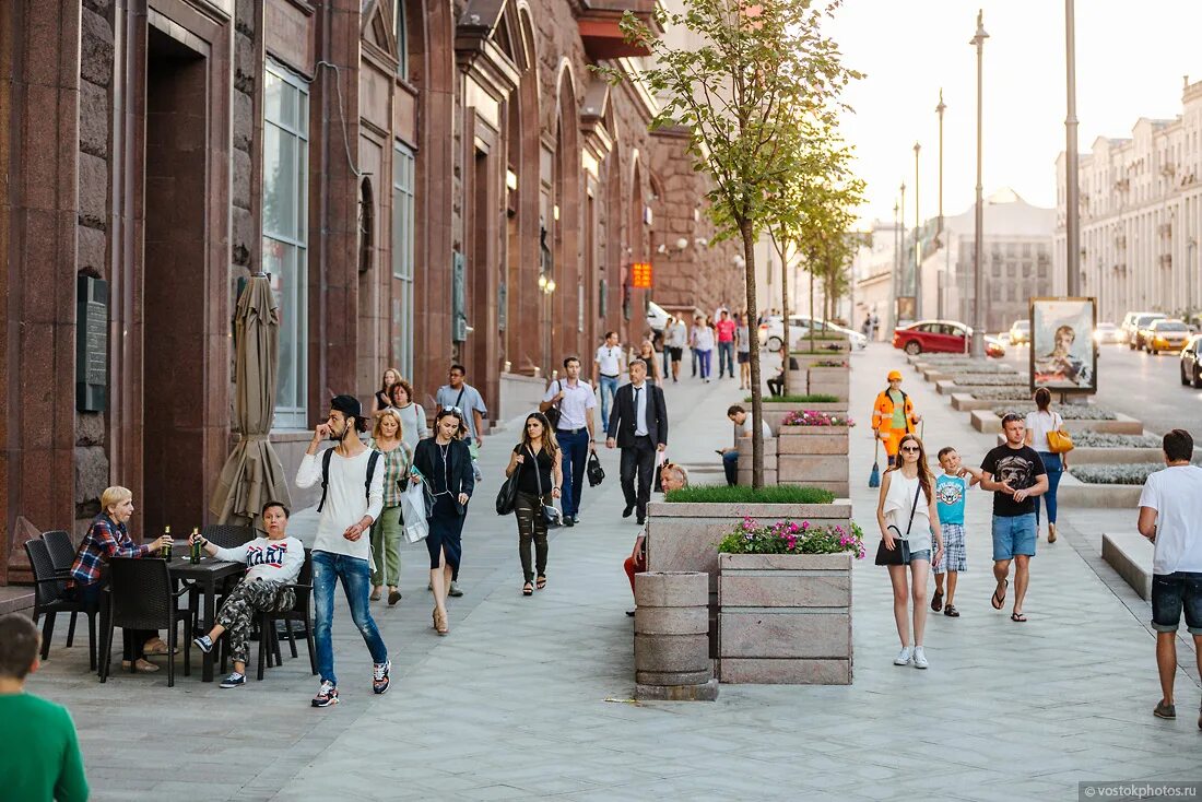 Стильные улицы москвы. Москва Тверская улица люди. Люди на улице. Улицы Москвы летом. Красивые улицы с людьми.