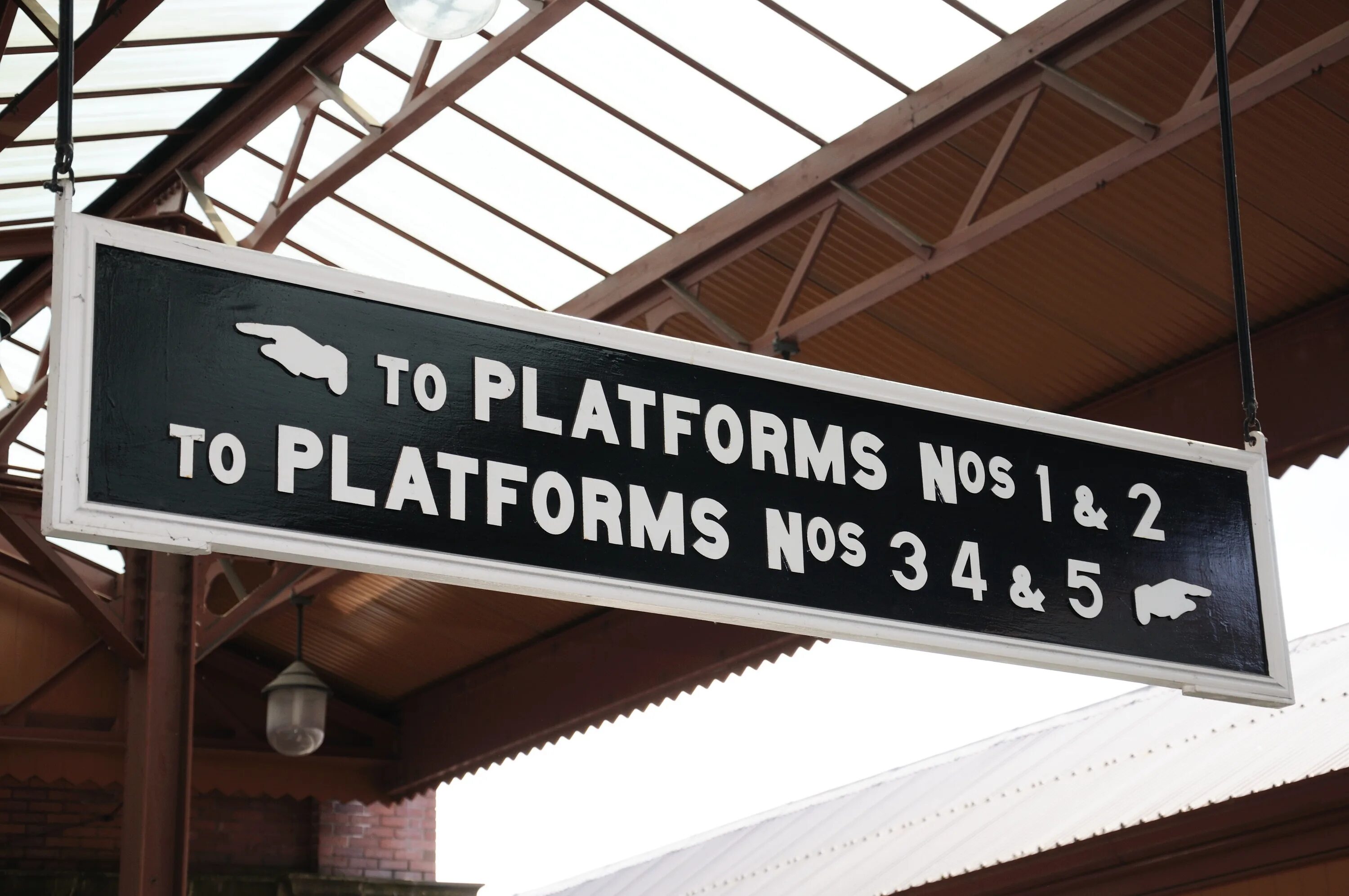 Platform sign. Signs at the station. знаки на платформе. railway station signs.
