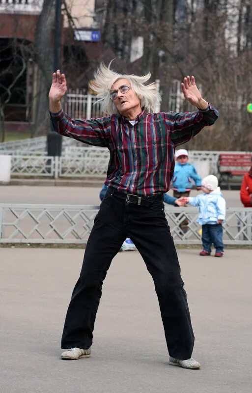 Где деды танцуют. Старики танцуют. Дедушка танцует. Танцующие старички.