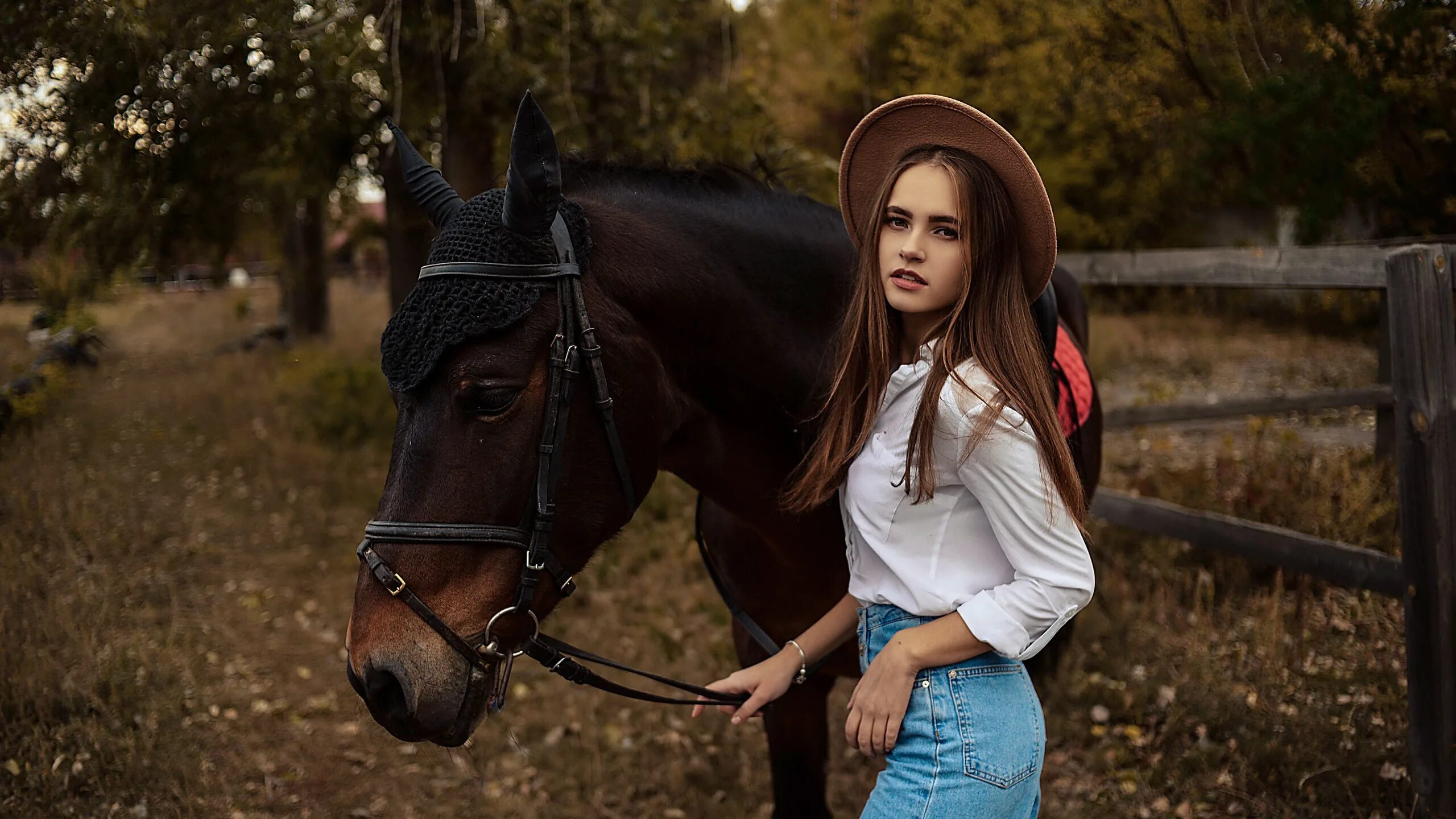 Учительница кони. Девушка с лошадью. Фотосессия с лошадьми. Девушка на коне.