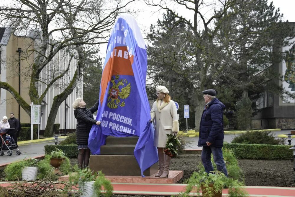 Памятник Елизавете Глинке в Евпатории. Памятник врачам Артек. Евпатория Всероссийская детская здравница статуя. Памятник доктору лизе