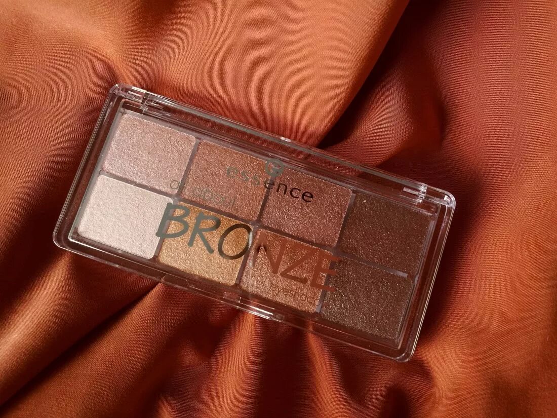 Тени bronze. Эффект мокрого лица в макияже. Тени bronze. Палетка теней эссенс. Pat mcgrath палетки.