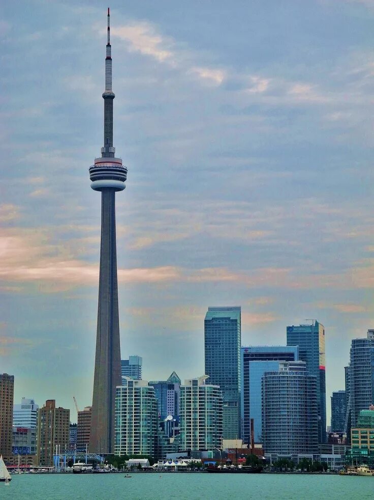 Город где башня. Си-эн Тауэр Канада. Торонто башня си-эн-Тауэр. Си-эн Тауэр (CN Tower) Канада, Торонто. Телевизионная башня Торонто.