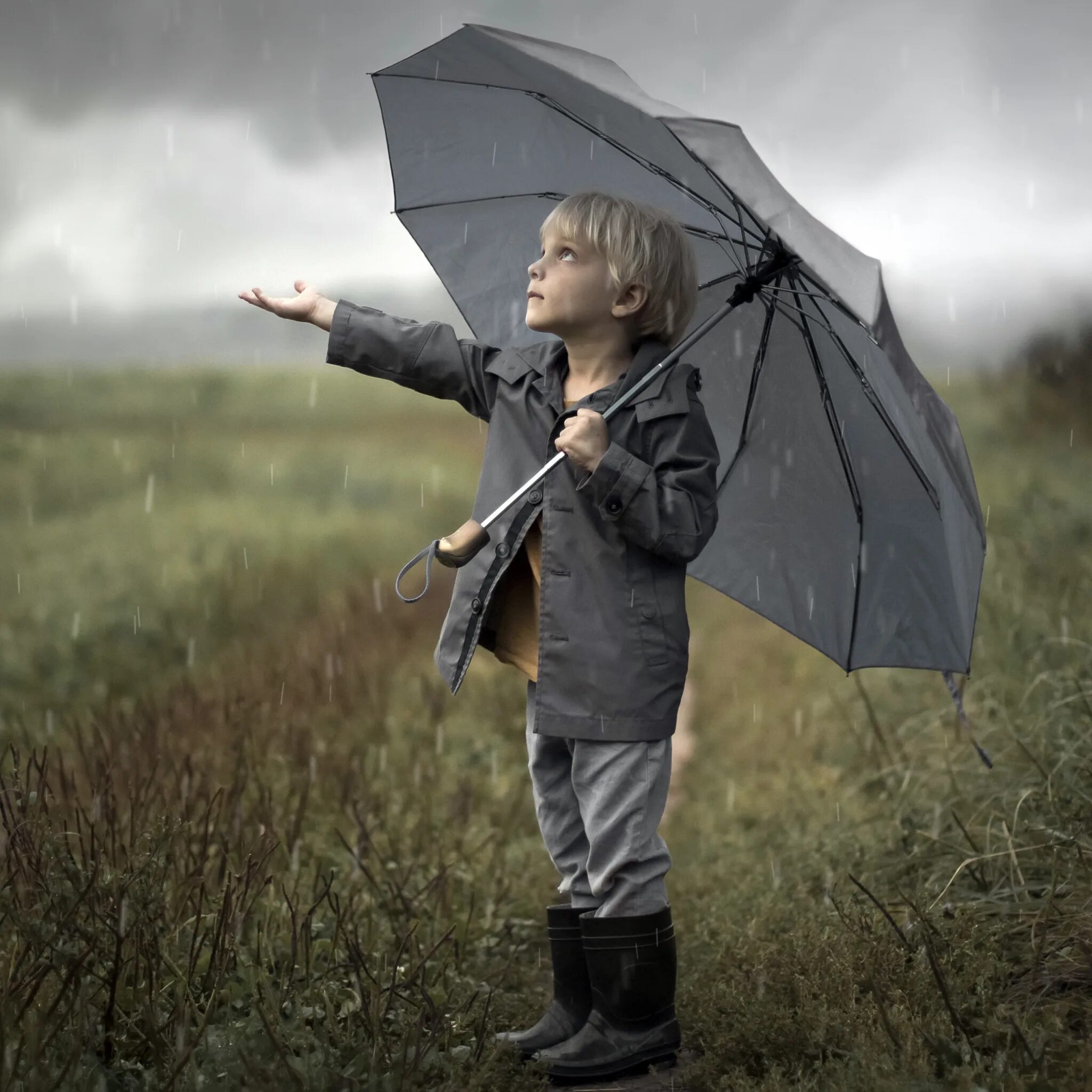 12 без дождя. Человек с зонтом. Мальчик с зонтиком. Человек под зонтом. Зонтик для детей.