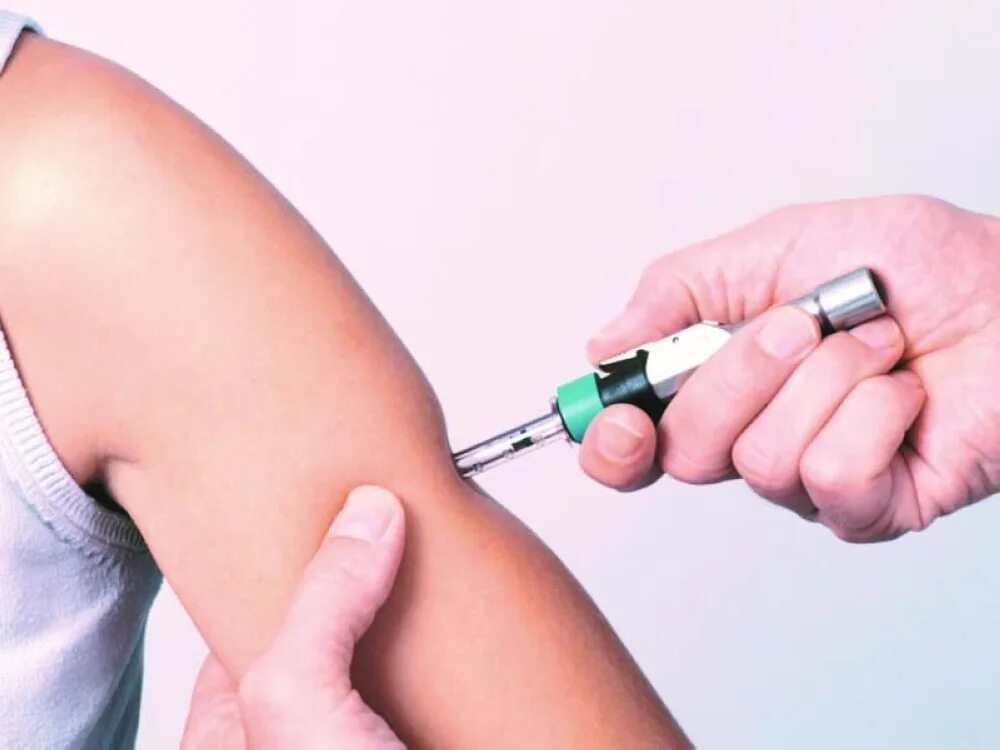 Реальные уколы в человека. Разноцветные уколы. Уколв больнице. Photos vaccination. Укол для усыплений человека.