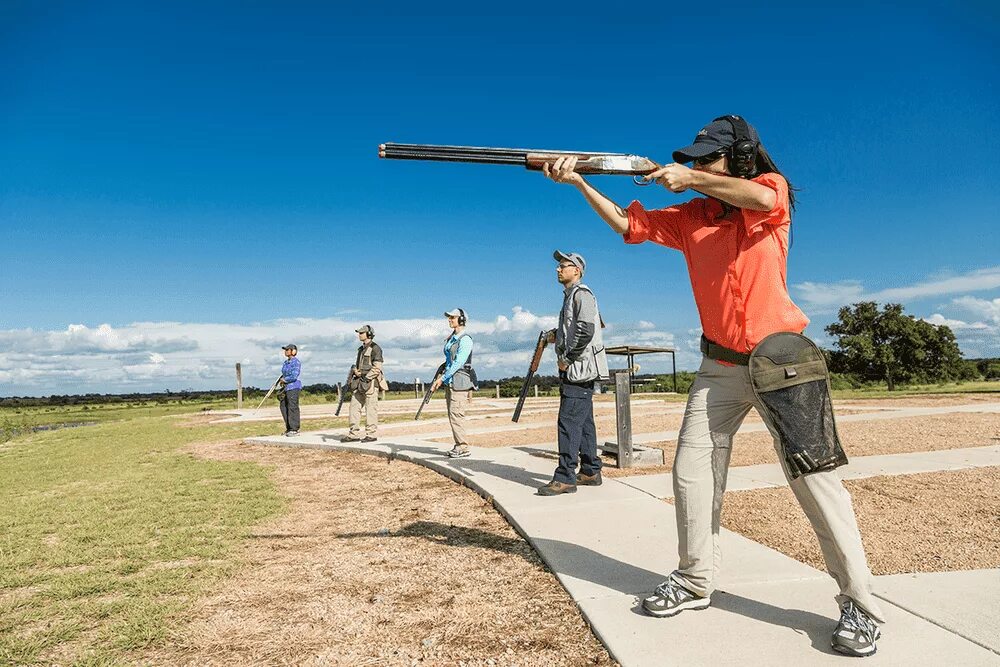 Стрелки на стрельбище. Стрельба из пневматической винтовки. Стрелки на стрельбище. Ipsc федерация практической стрельбы. Спортинг стрельба по тарелочкам.