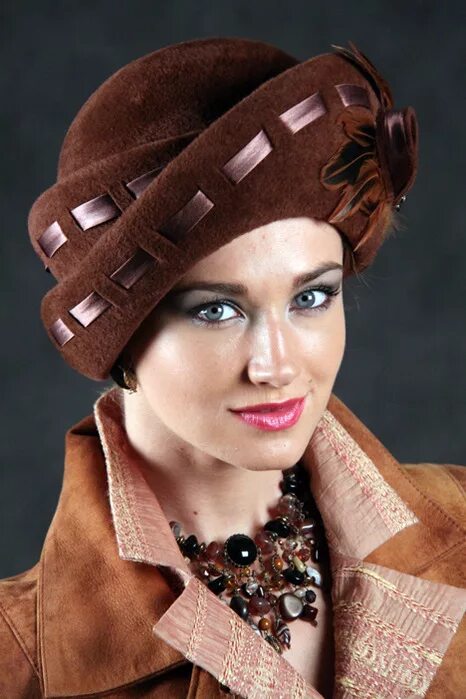 стильные береты для женщин. вязаные шапки модные в этом сезоне. панамы тренд 2021 диор. шляпа панама зима 2023 тренд. кепка лора hats 11 зеленый 54.