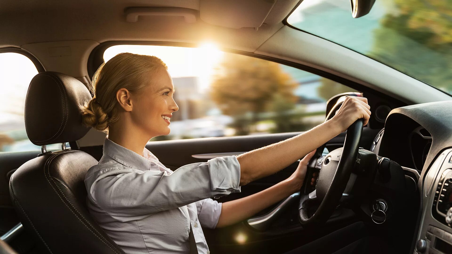 She to work by car. Женщина за рулем. Женщина водит машину. Вождение машины. Девушки и автомобили.