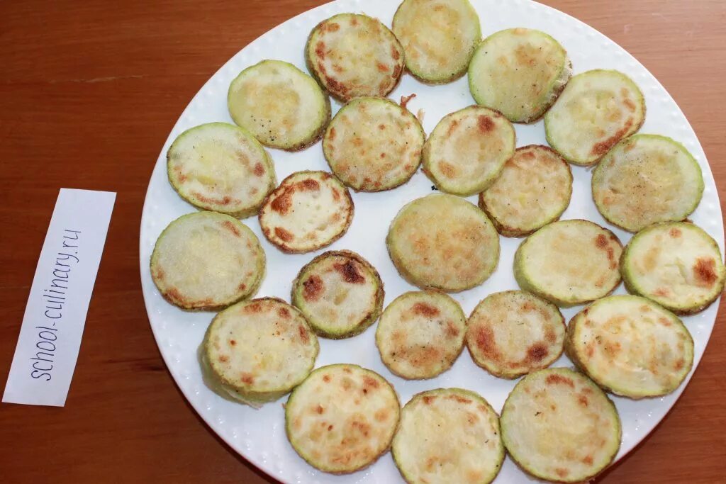 Жареные кабачки кружочками калорийность. Кабачки жареные на сковороде с чесноком и майонезом. Жареные кабачки. Кабачки с чесноком. Кабачки жареные на сковороде кружочками в муке.