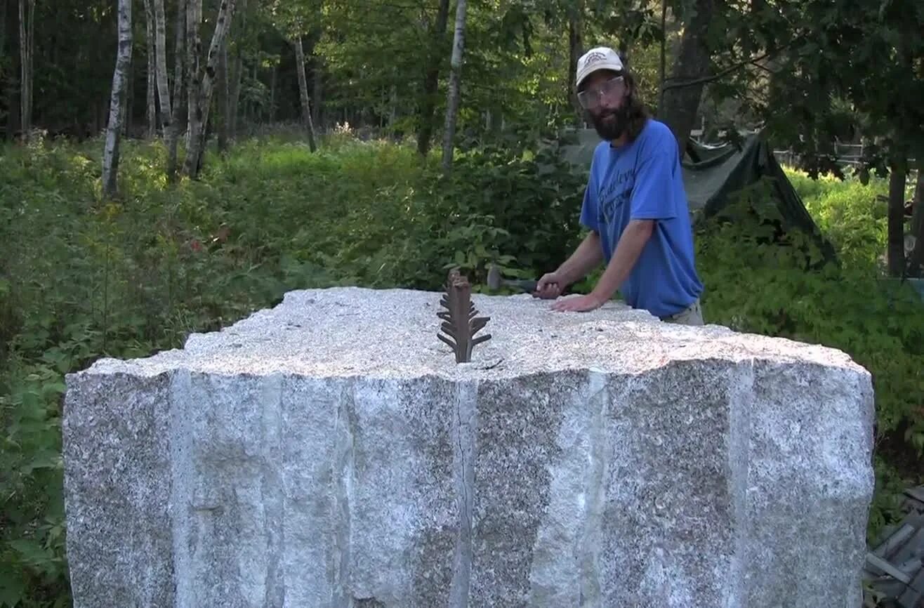 Stone cutting. Расколоть гранитный камень. Расколотый валун. Раскалывание гранита. Глыба гранита.