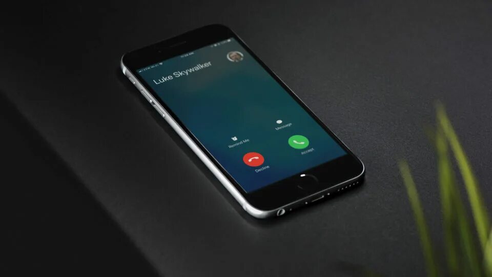 Звонок экран iphone. Смартфон звонок. Смартфон лежит. Смартфон на столе. Смартфон вызов.