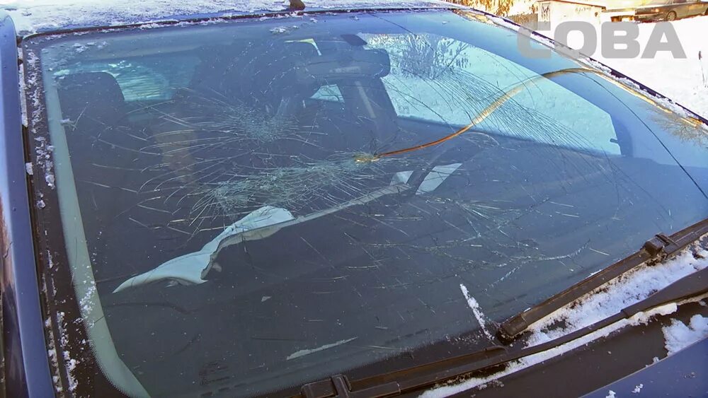 Стекло темрюк. Разбитый авто люк. разбитый люк машины. треснуло лобовое стекло от мороза.