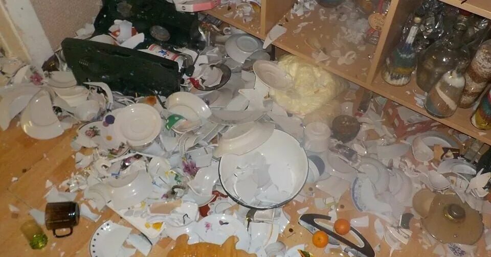 Почему посуда разбита. Битая посуда. разбитая посуда на полу на кухне. битая посуда на кухне. сломанная посуда.
