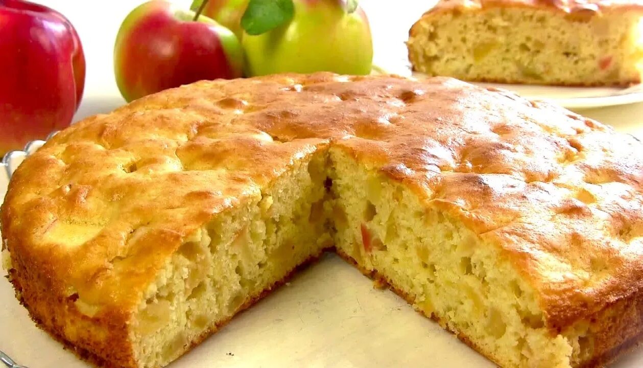 Простой рецепт пирога фото. Пирог с яблоками в духовке пошаговый. Шарлотка с яблоками простой и вкусный. Шарлотка с яблоками на кефире в духовке простой. Бездрожжевые пироги с яблоками.