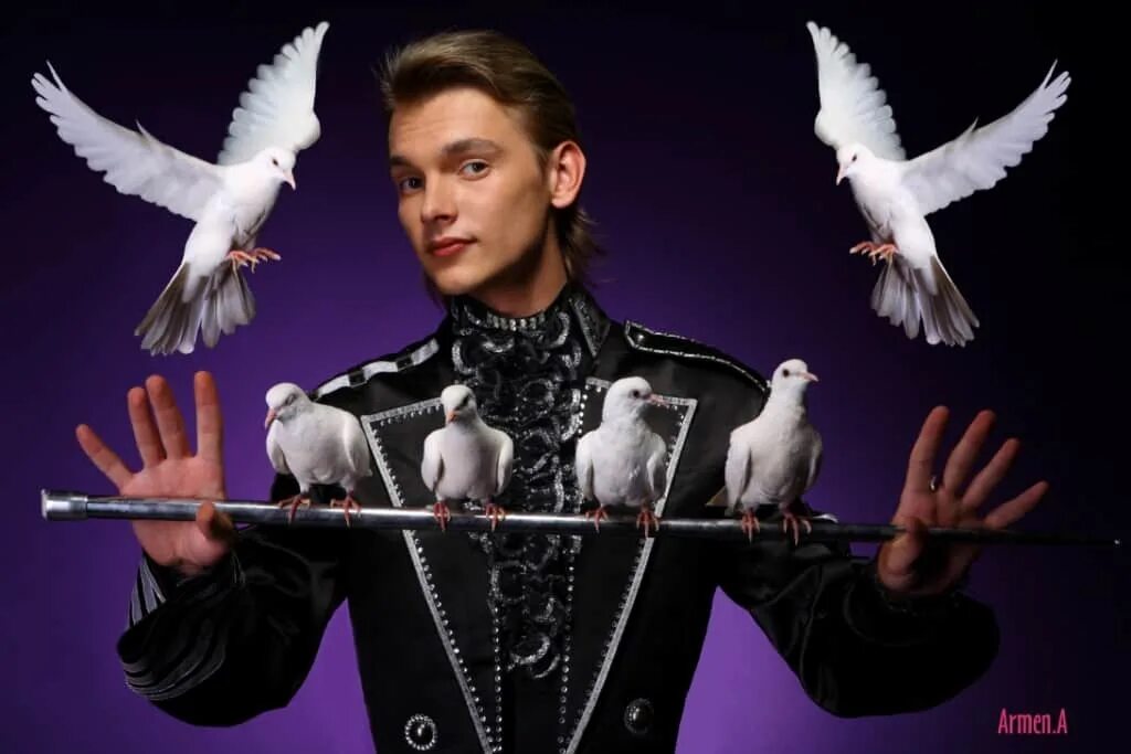 Дрессировщица голубей. Дрессировщица голубей костюм. Голуби в цирке. Дрессированные голуби. Эффектное шоу.