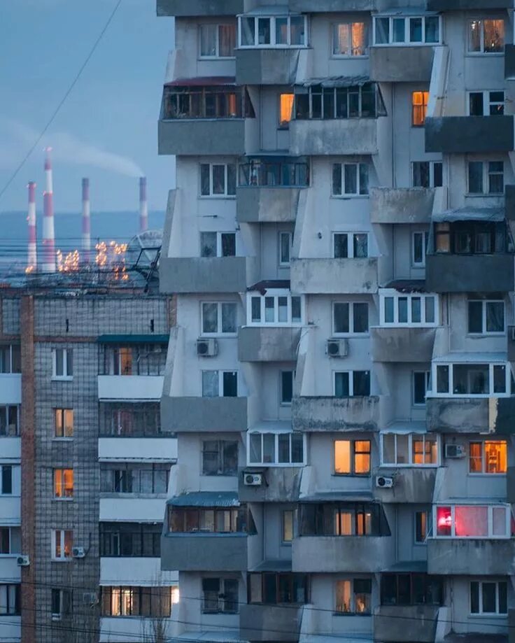 Песня серые дома полупустые. Многоэтажный дом. Многоэтажки панельки. Панельные дома. Серые многоэтажки.