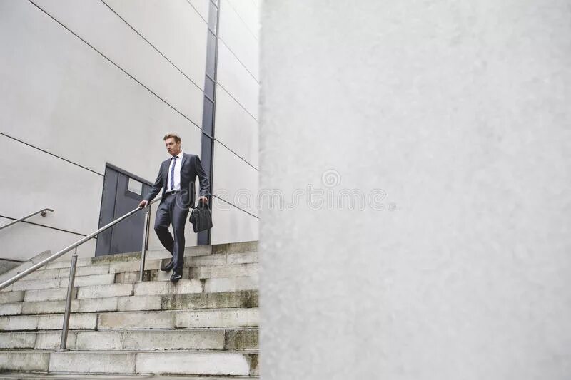 Мужчина поднимается по лестнице. Мужчина спускается по лестнице. Бизнесмен на лестнице. Мужик спускается по лестнице. Мужчина спускается с лестницы.