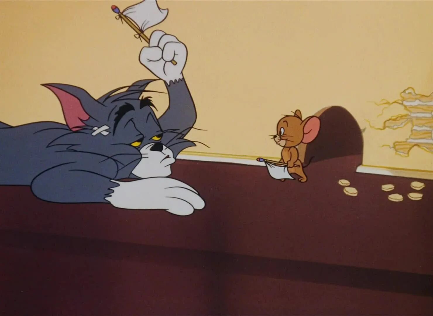 Сели том. Том и Джерри 1997. Tom and Jerry 2014 Матильда. Том и Джерри белый кот. Том и Джерри белый флаг.