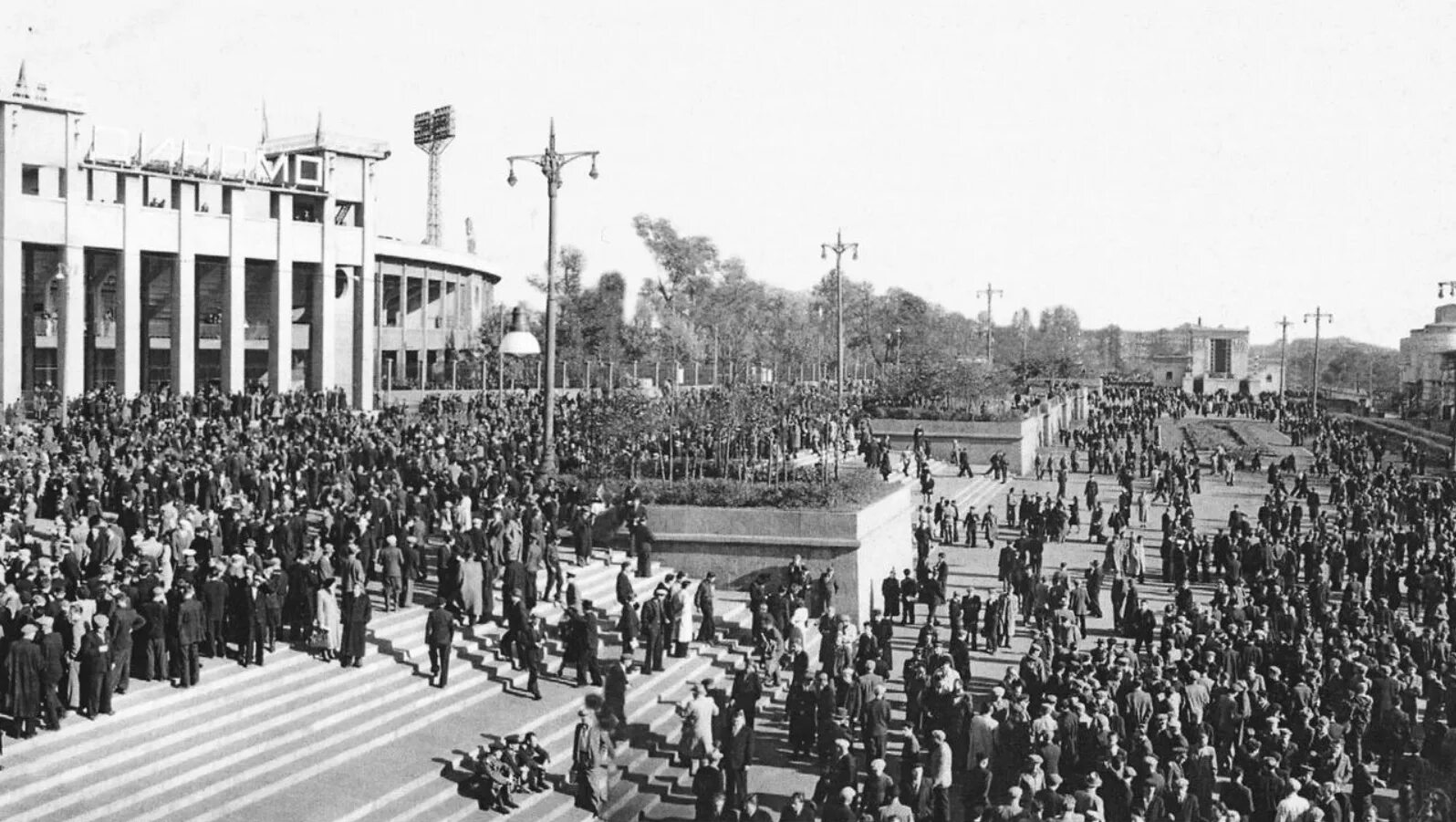 1928 год санкт петербург. 1940 Стадион Динамо в Москве. Стадион Динамо Москва старый. 4 Июня 1940 года в Москве открылся стадион «Динамо». Москва стадион Динамо 1928 год.