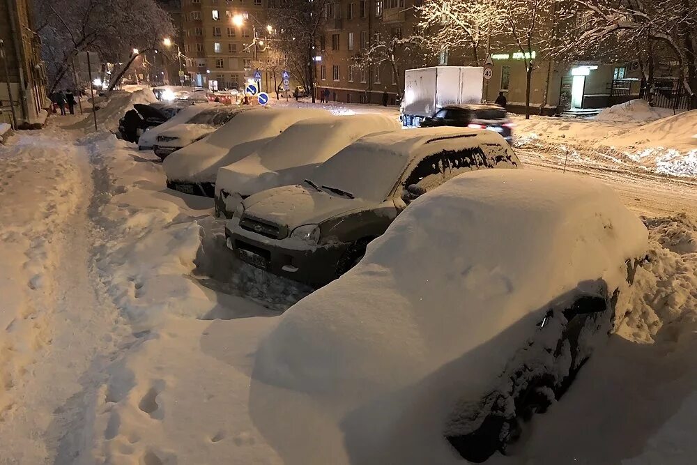 Сколько сегодня снег. Сугробы в Москве. Снежные заносы в Москве. Много снега в Москве. Снегопад в Москве.