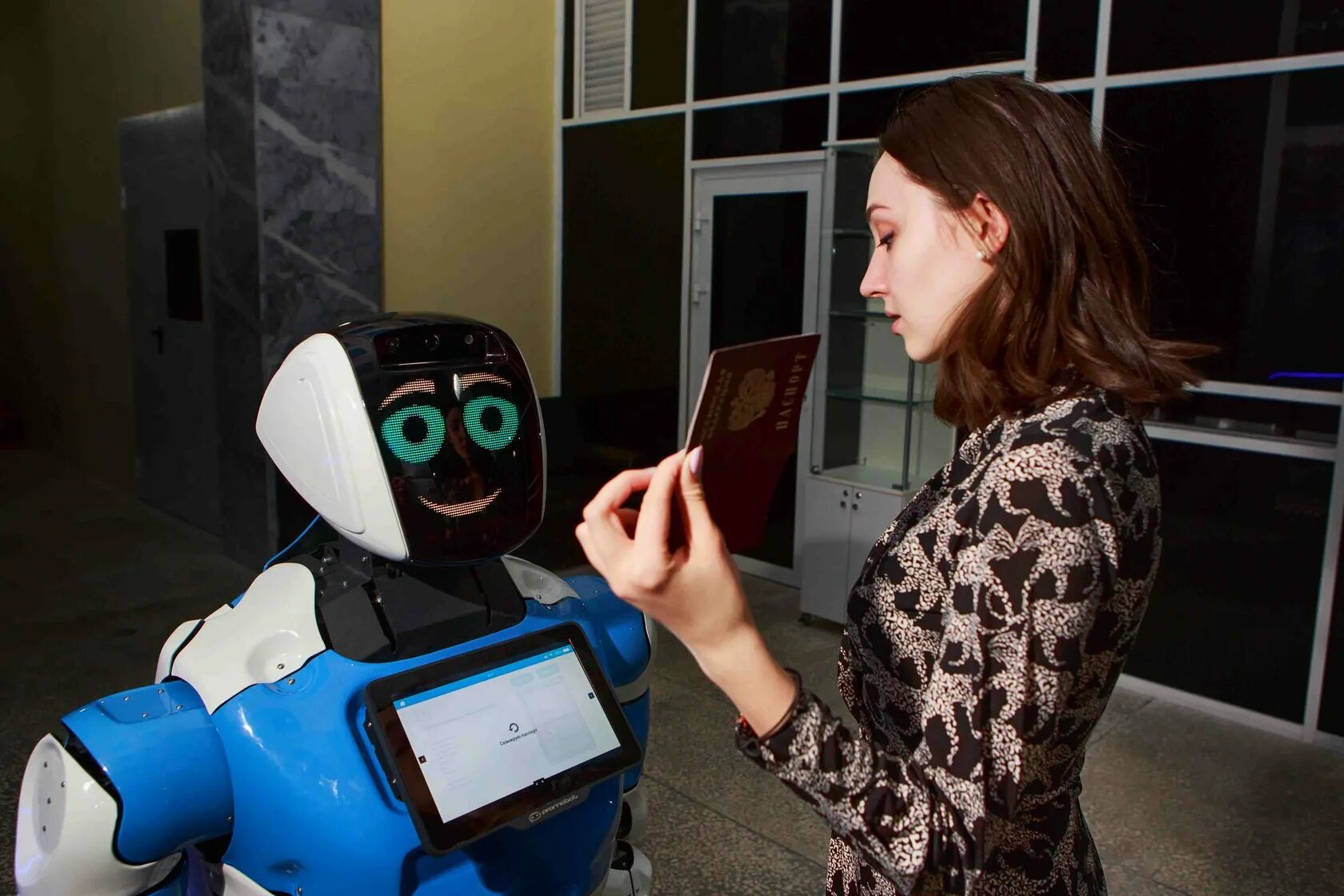 First robot. Робот Promobot v.4. Автономные роботы. Робот консьерж.