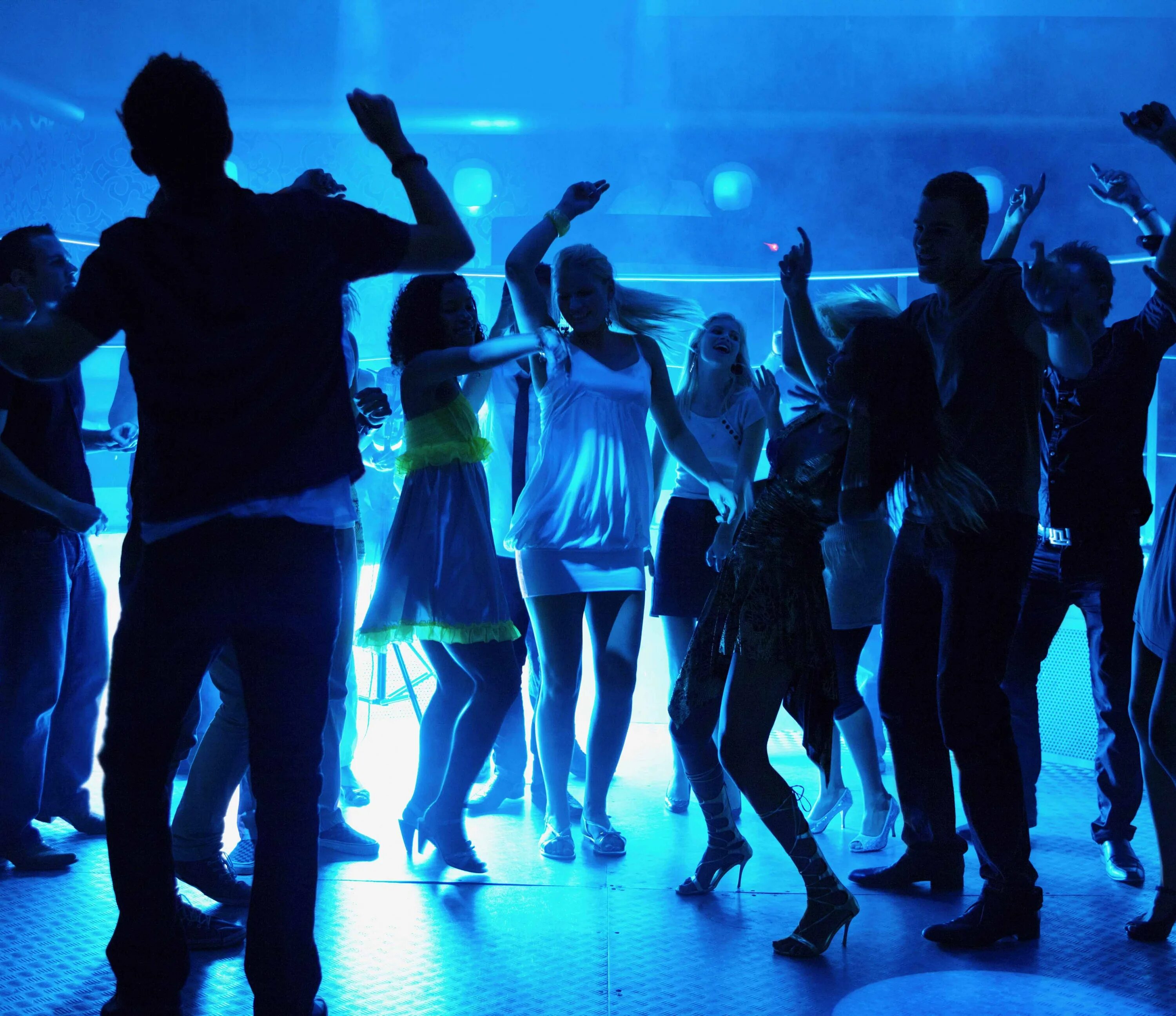 Ночная дискотека. Клубные танцы. Танцы в клубе. Люди танцуют на дискотеке.