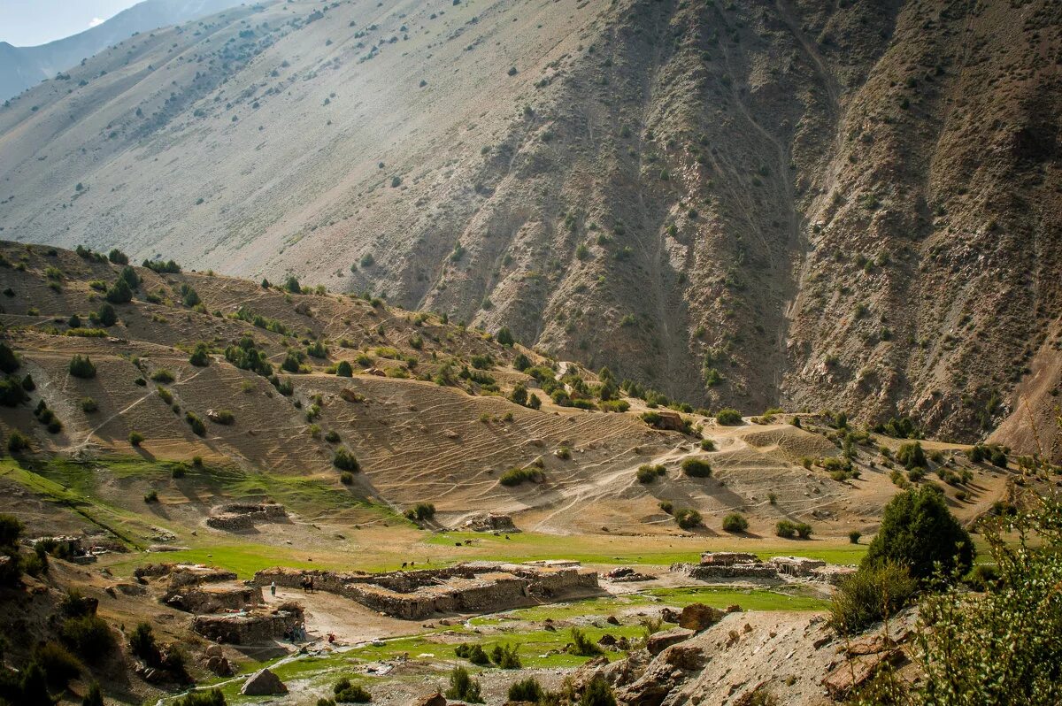 Кишлак Таджикистан. Зеравшанский хребет Таджикистан. Узбекистан горный кишлак горы. Кишлак в горах Узбекистана.