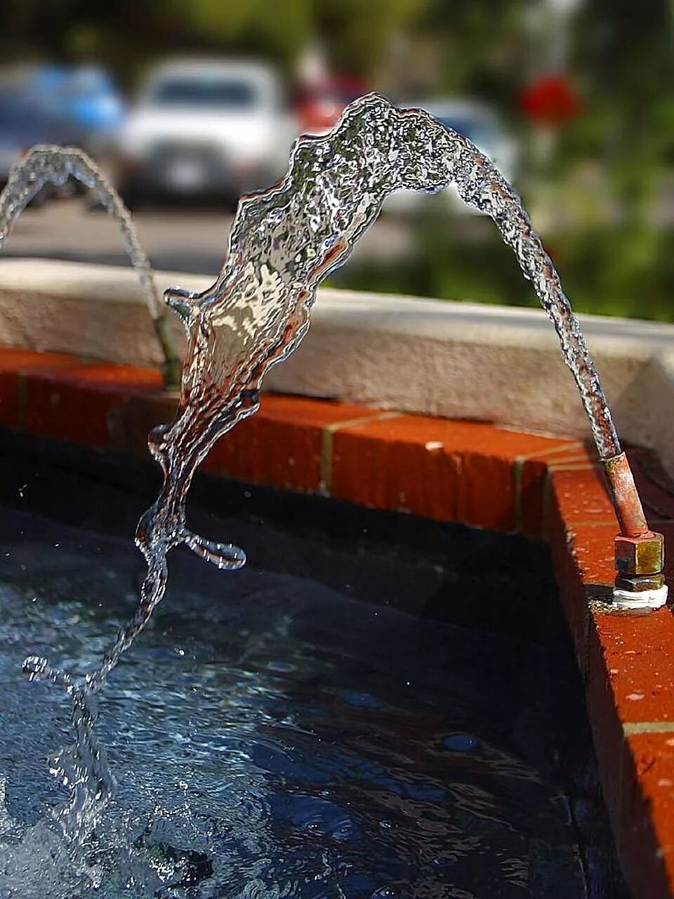 Water fountain перевод на русский. Фонтанчик с водой. Вода в фонтане. Фонтан водички. Вода течет.