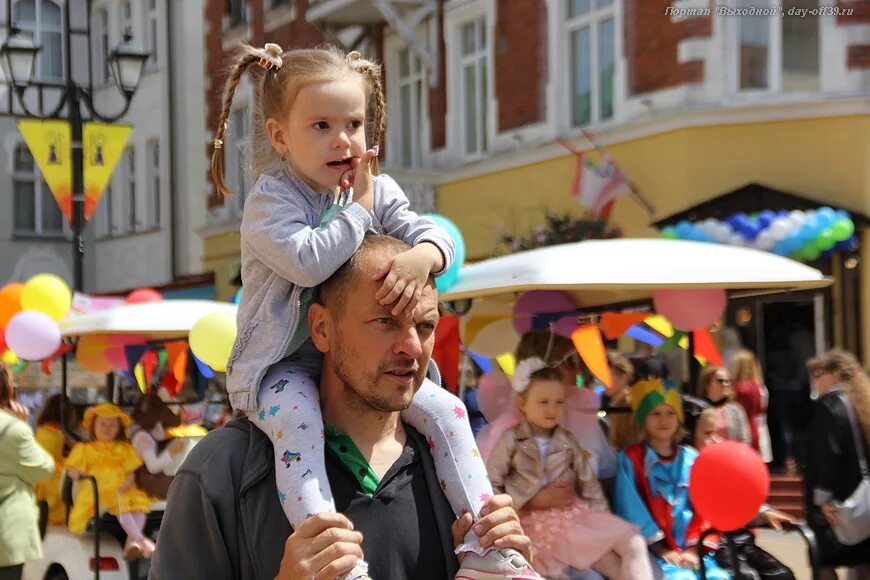 Масленица в зеленоградске. Зеленоградск уличные музыканты. Музыканты в, Зеленоградске. Зеленоградск электромобиль.