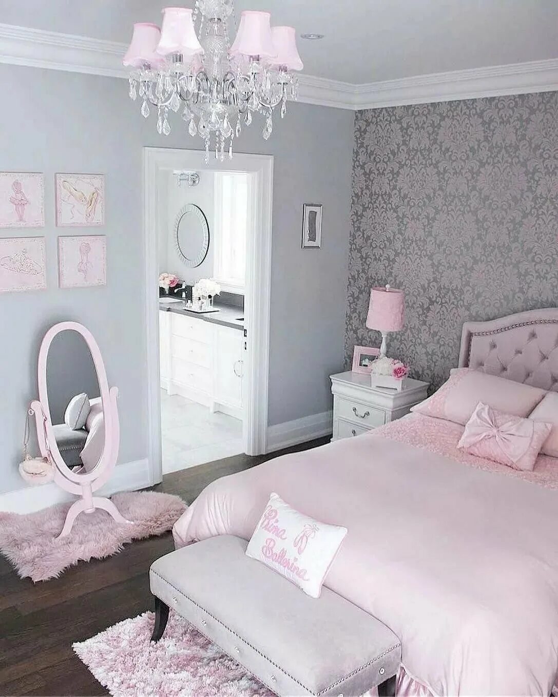 Серо розовая комната. Светлая комната для девочки. Комната для девочки розового цвета. Спальня для девочки в розовых тонах. Интерьер комнаты для девушки.