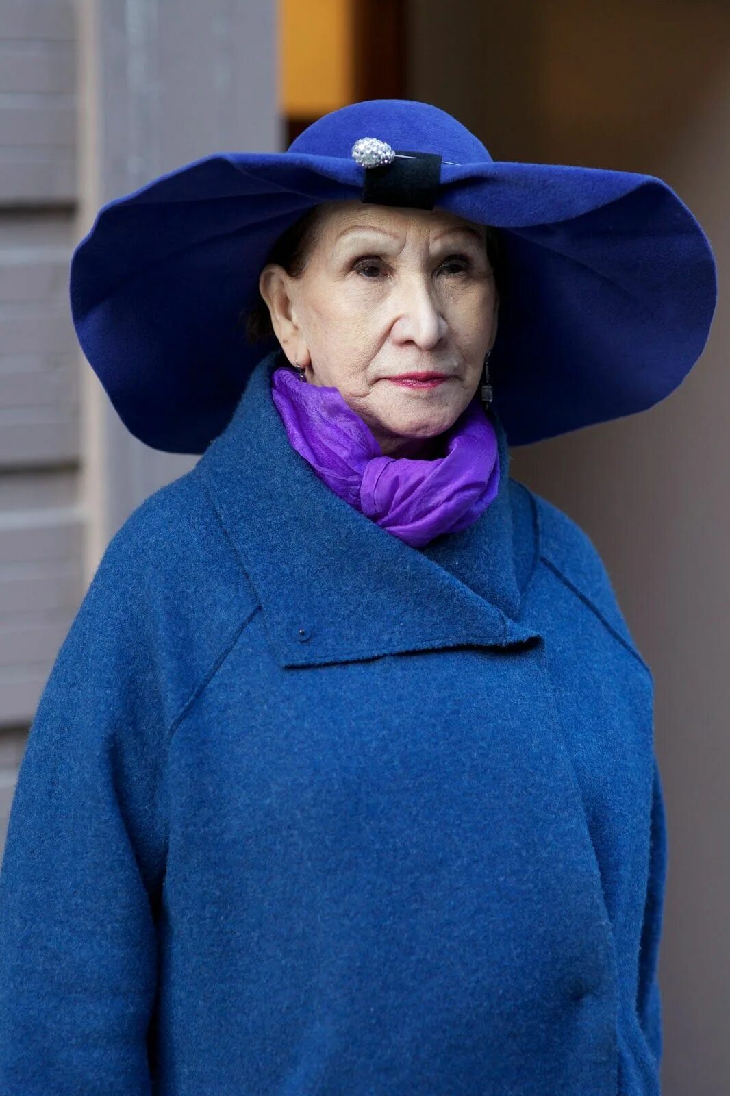 Пожилая женщина в шляпе. Головные уборы для старушек. Старушка в шляпке. Модная бабушка в шляпке. Шляпа старушки