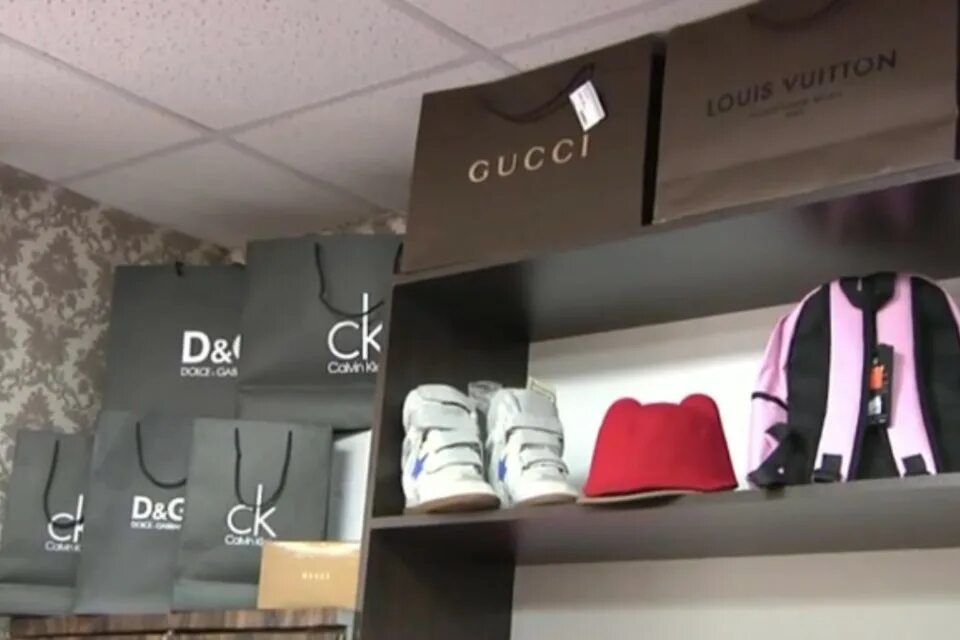 Franciacorta outlet village. фурнитура бегунок луи виттон. брендовые вещи луи виттон. сумка с рынка. умки витрина бренды луи витон.