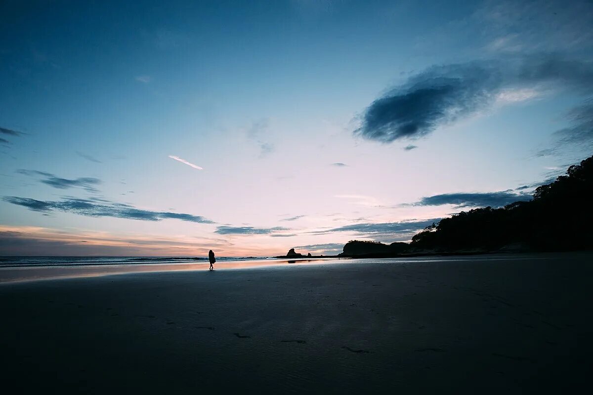 Включи dark beach. Берег озера. Грустный на пляже. Финский закат. Залив, Сумерки, облака.