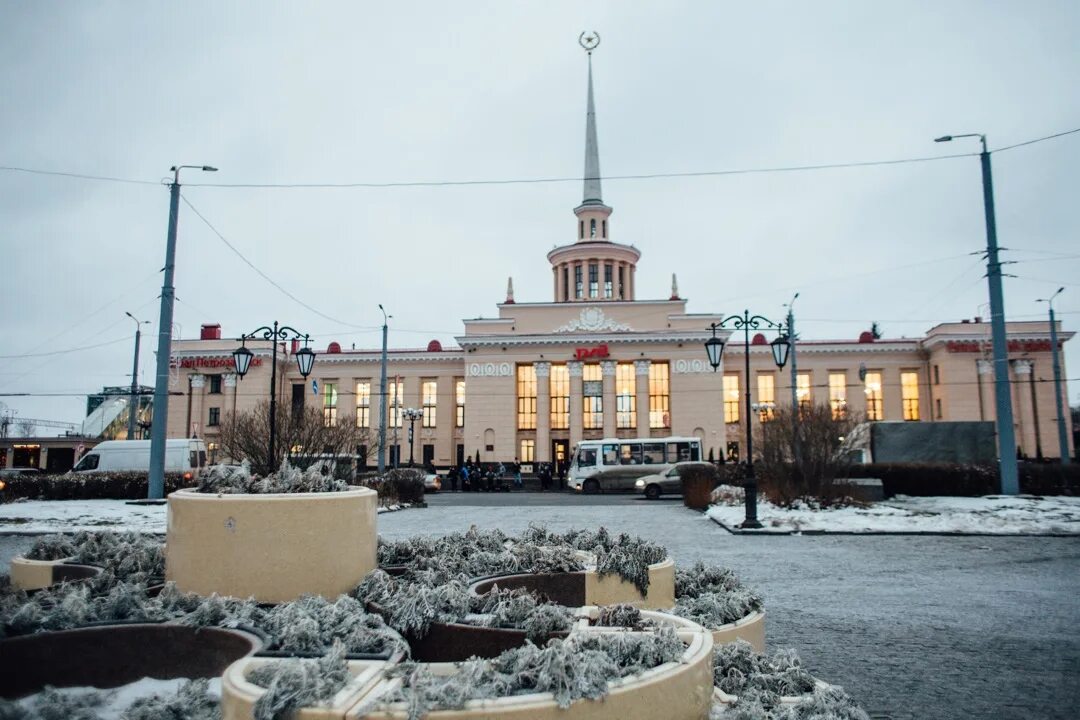 ЖД вокзал Петрозаводск. ЖД вокзал Петрозаводск 2022. Карелия Петрозаводск вокзал. Вокзал Петрозаводск зимой 2022. Ржд петрозаводск телефон