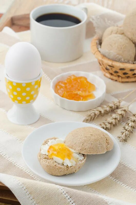 Какое сырое утро. Завтрак с вареными яйцами. завтрак яичница и кофе. доброе утро завтрак. кофе и яйца на завтрак.